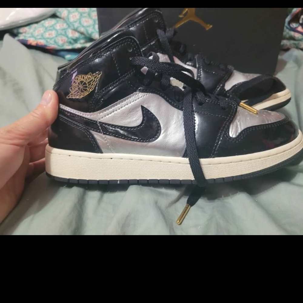 Nike Air Jordan 1 Mid Metallic Dunks Size 6 Youth.
